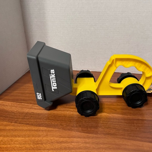 Tonka Sand Dumper Toy Dump Truck Rolling Wheels Functioning Dump Construction - Picture 4 of 10